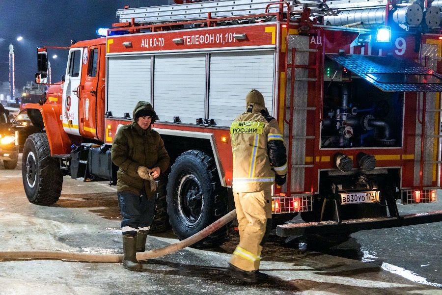 В промзоне Челябинска загорелось производственное здание *1