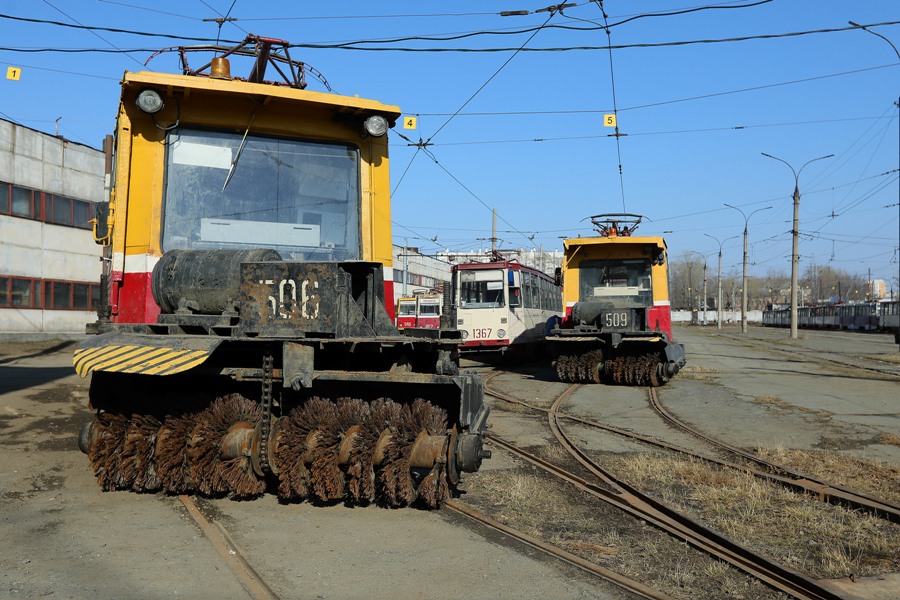 На важном перекрестке Челябинска ограничат проезд из-за ремонта путей*1