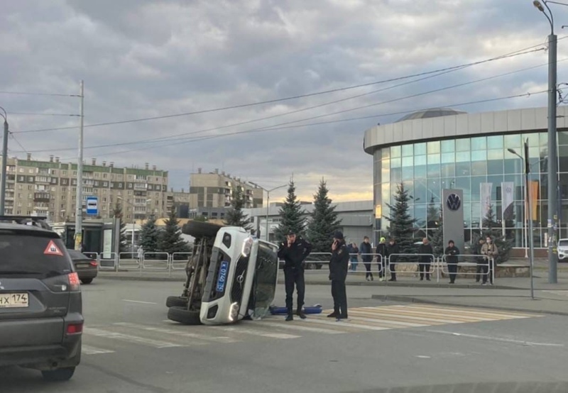 В Челябинске патрульный УАЗ опрокинулся на бок после столкновения с легковушкой