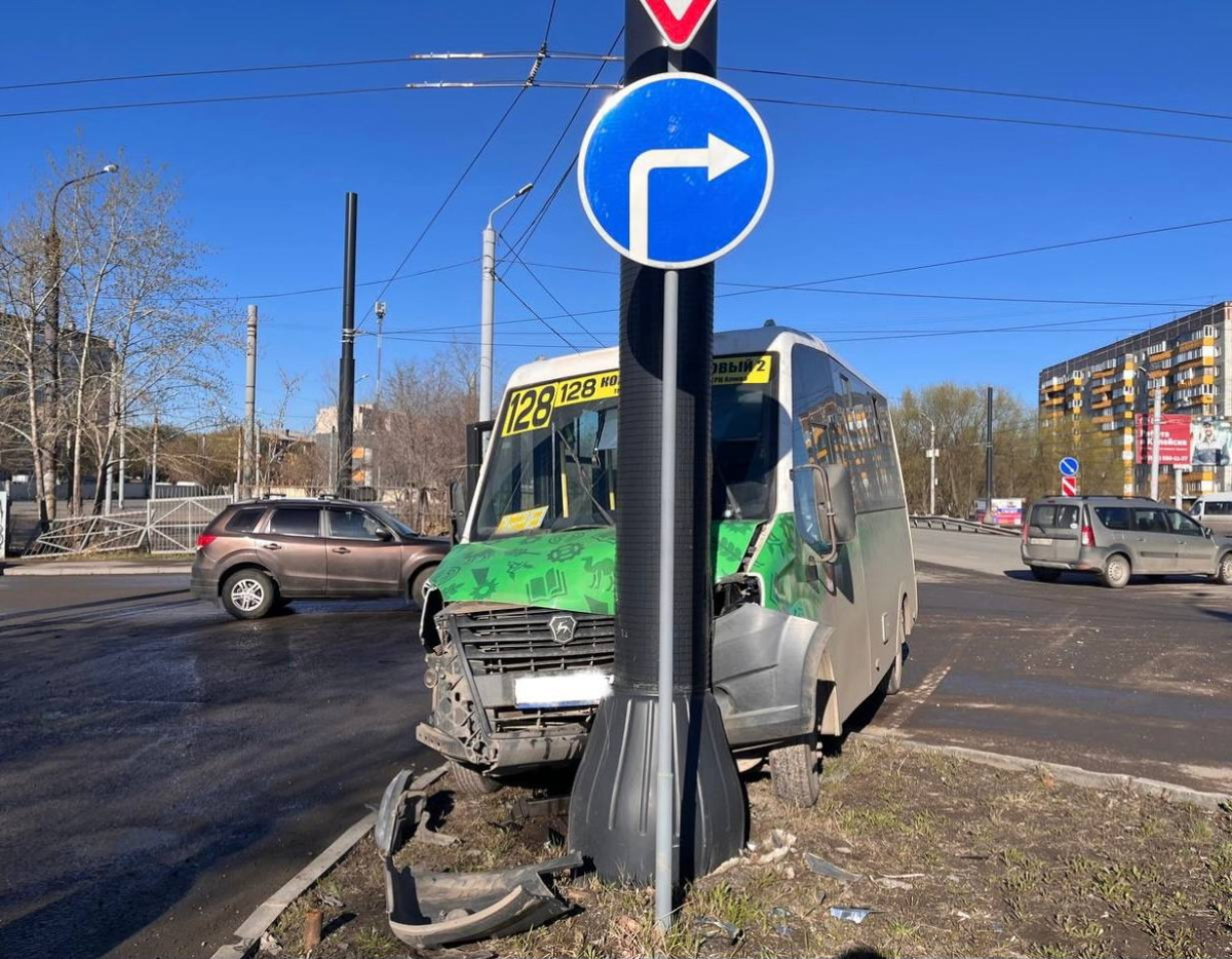 Следователи разбираются в ДТП с маршруткой и столбом в Челябинске*