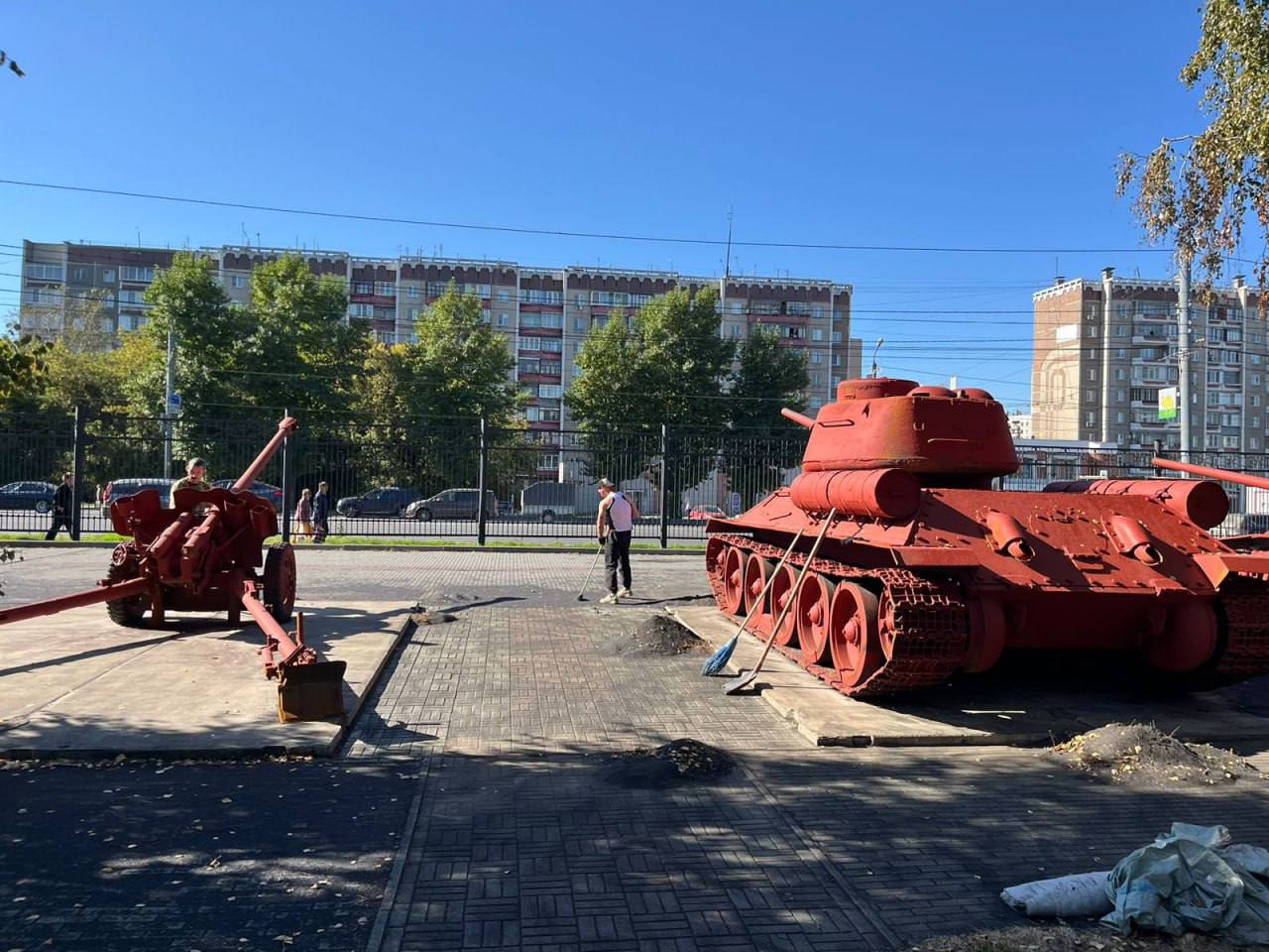 Розовые танки простоят в челябинском «Саду Победы» до ноября*