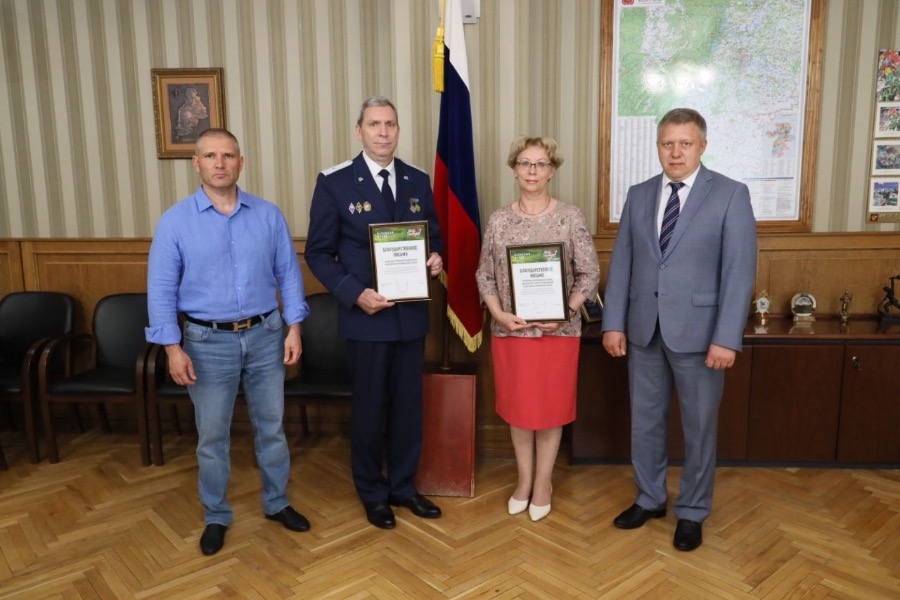 Руководителей двух челябинских ведомств наградили за помощь Донбассу