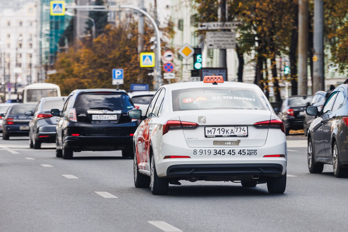 Челябинский таксист помешал мошенникам обмануть 83-летнего дедушку*1