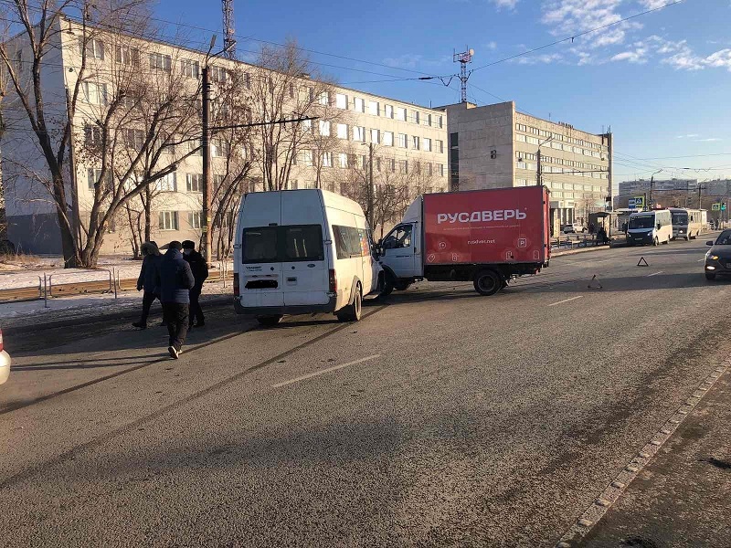 В Челябинске пассажиры маршрутки пострадали в ДТП с «Ладой» и грузовиком