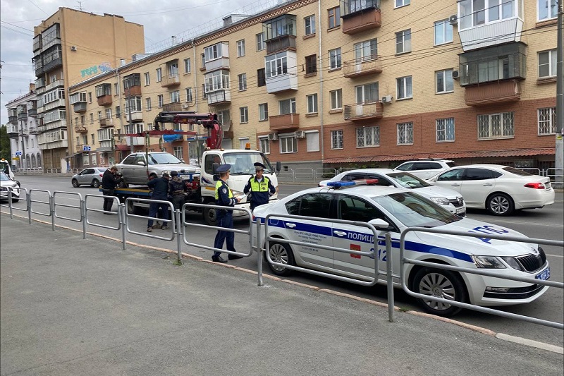 Эвакуацию машин у детской поликлиники в Челябинске считают узаконенным беспределом
