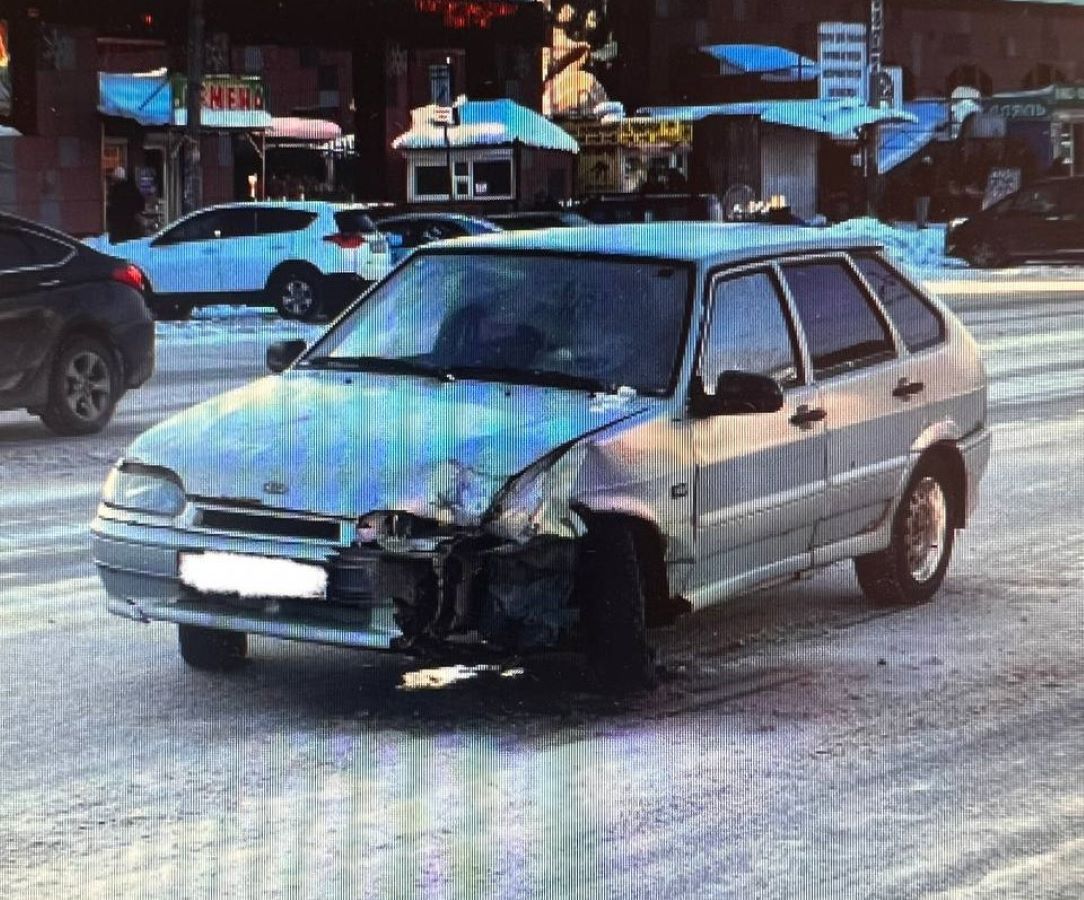 Пьяный водитель ВАЗа устроил аварию возле ТК в Челябинске*