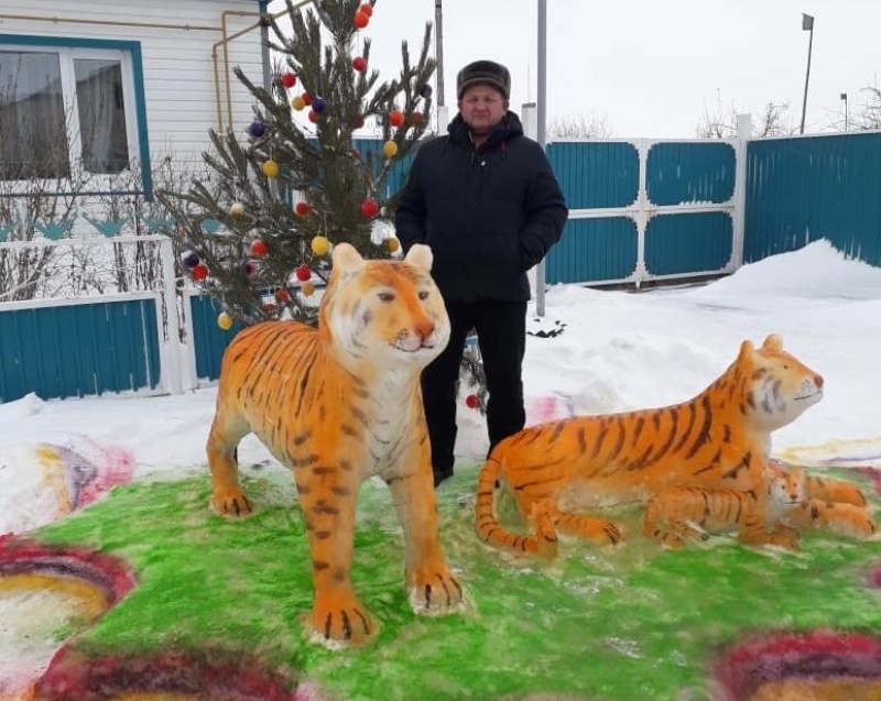 В Челябинской области пожарный сделал фигуры тигров изо льда