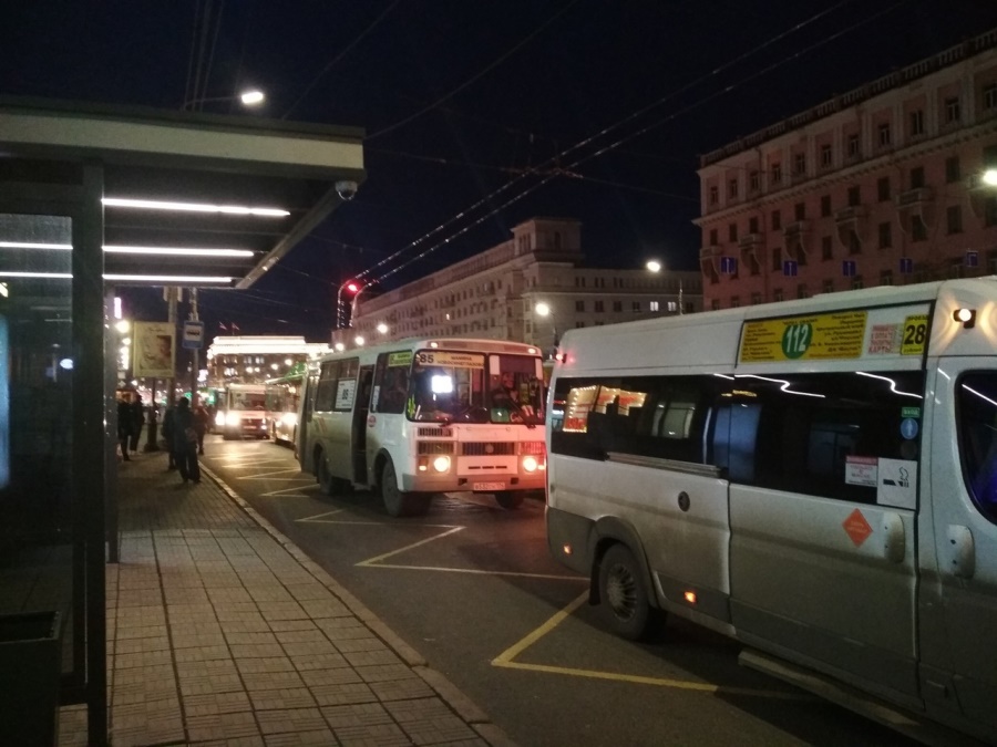 Челябинцы пожаловались на жуткие пробки в центре из-за светофора