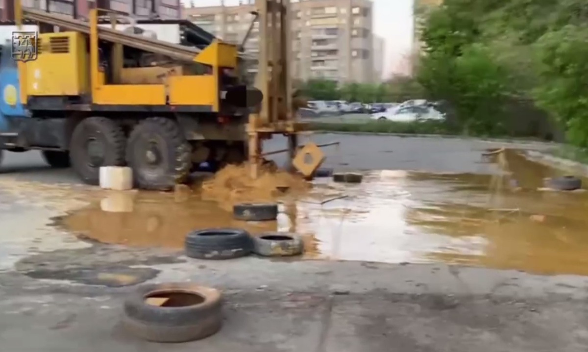 Дороги возле автомойки в Челябинске залило грязью и глиной*