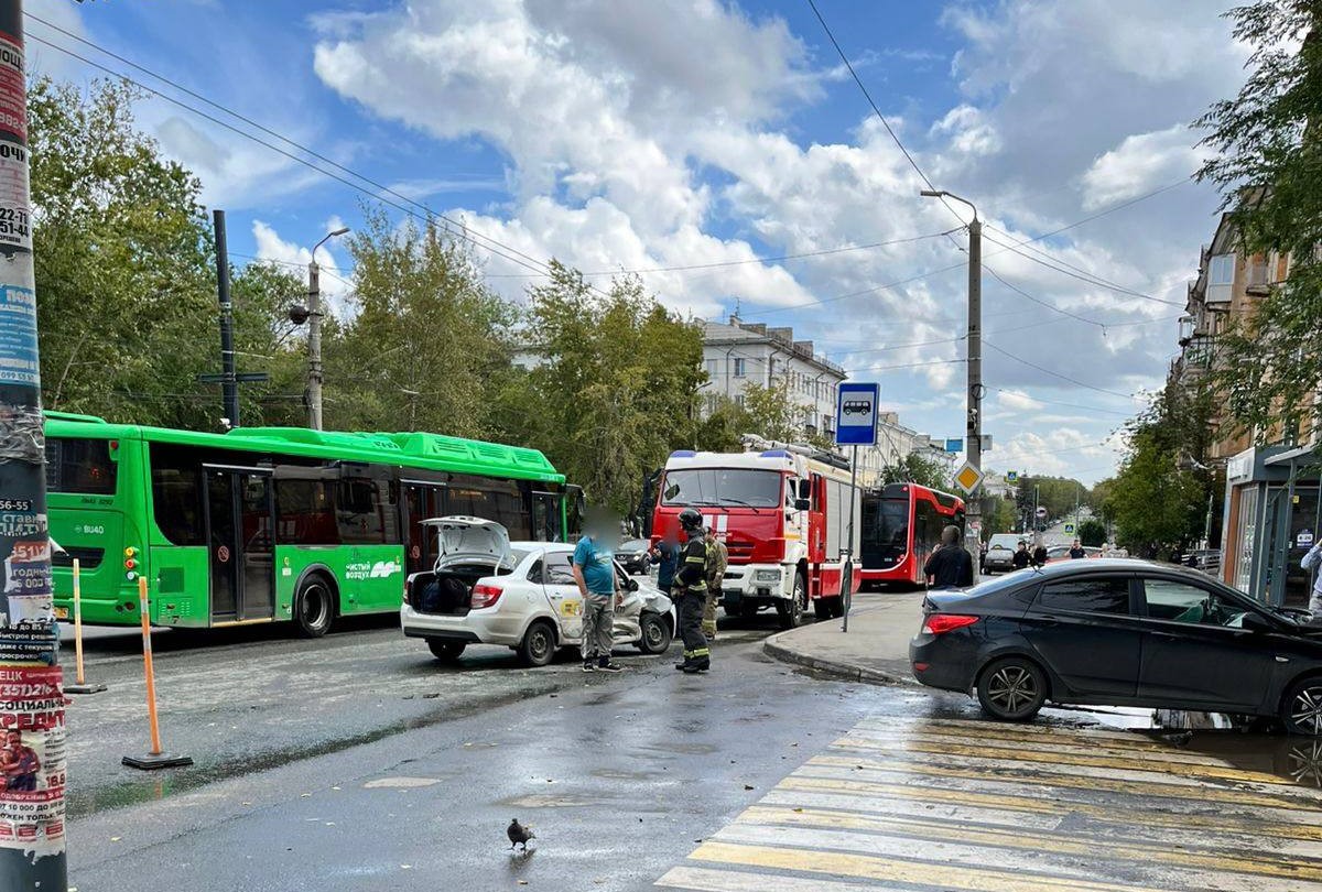 Двое детей пострадали при столкновении легковушек в Челябинске*