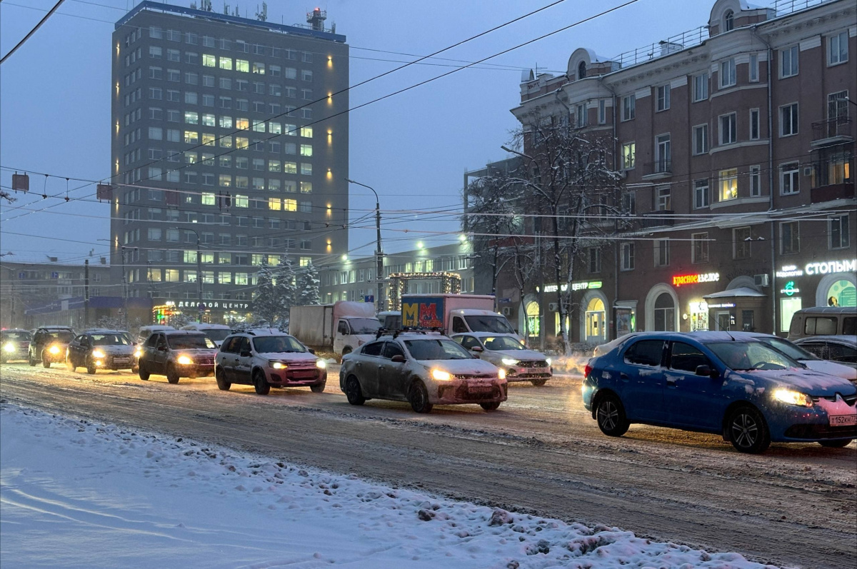 Дороги Челябинска встали в 10-балльных пробках после ночного снегопада *1