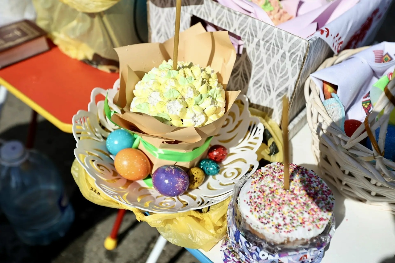 Парад куличей: какую снедь челябинцы принесли в храмы для освящения