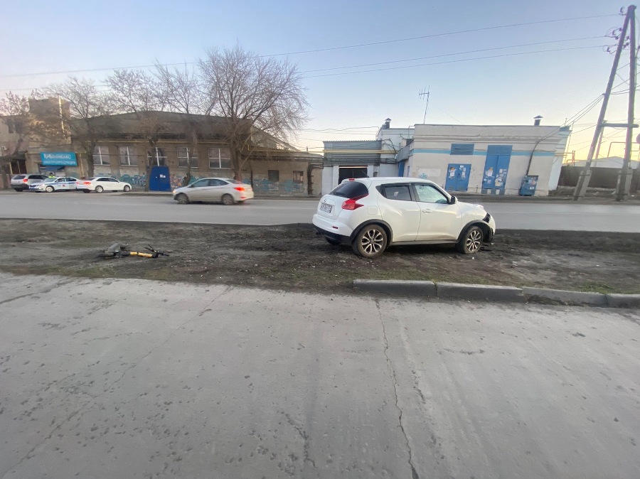 Иномарка сбила электросамокат с двумя подростками в Челябинске
