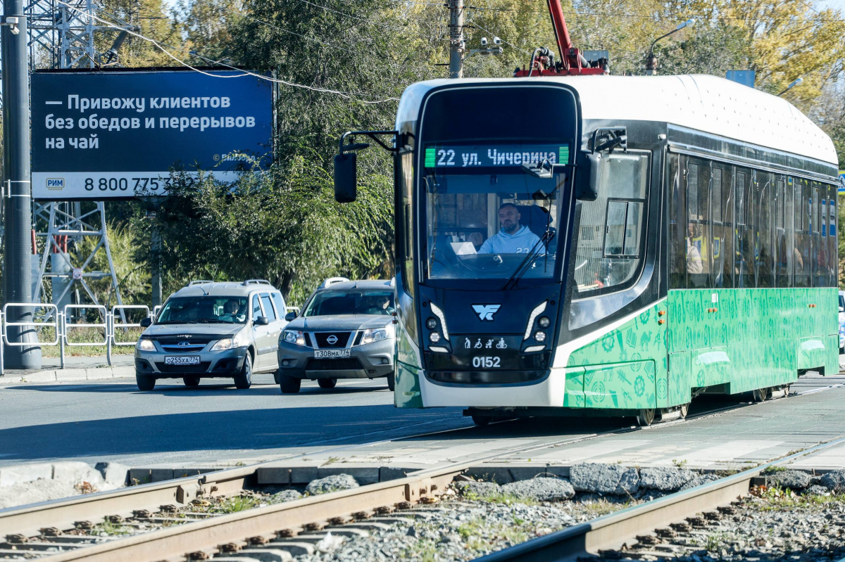 В Челябинске LADA сбила пешехода после ДТП с трамваем*1