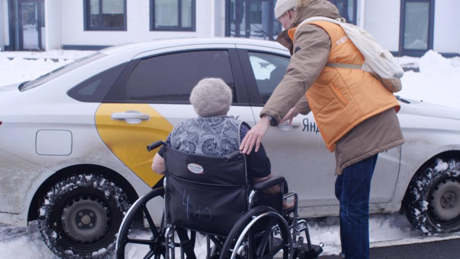 Челябинские волонтеры взяли на себя заботу об одинокой пенсионерке*