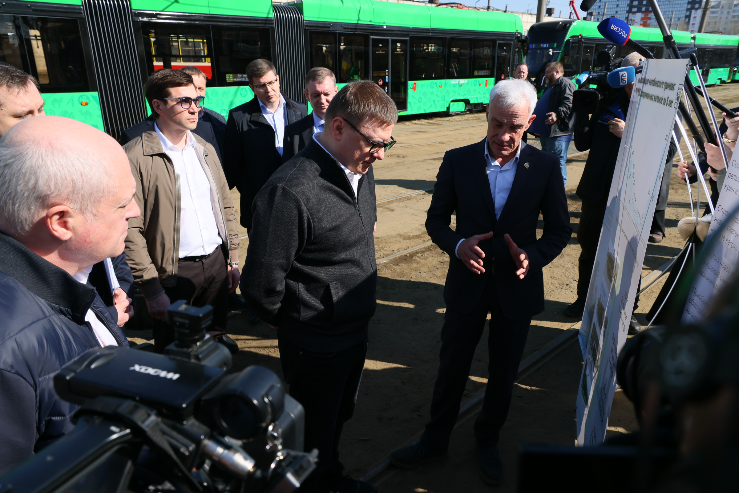 «Роскошь, просто роскошь»: мы прокатились на челябинском трёхсекционном трамвае