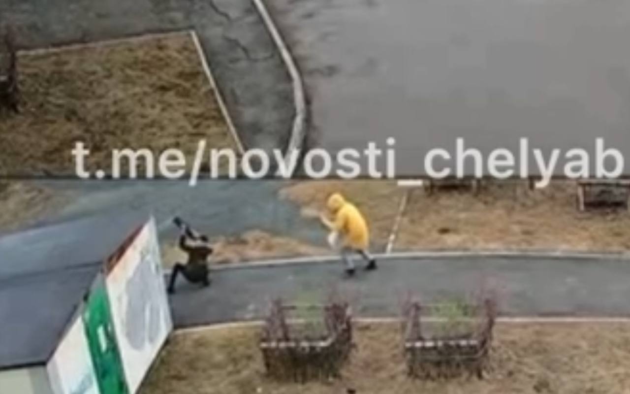 Неизвестный стрелял из «базуки» во дворе на окраине Челябинска*