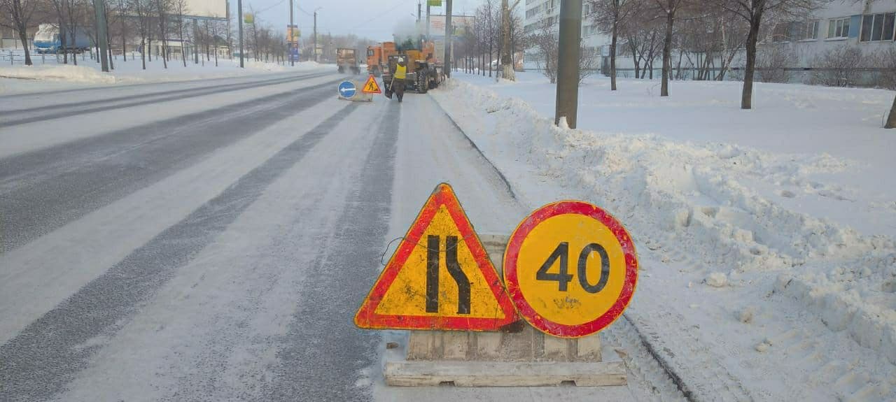204 дорожных рабочих и 163 спецмашины убирают снег в Челябинске