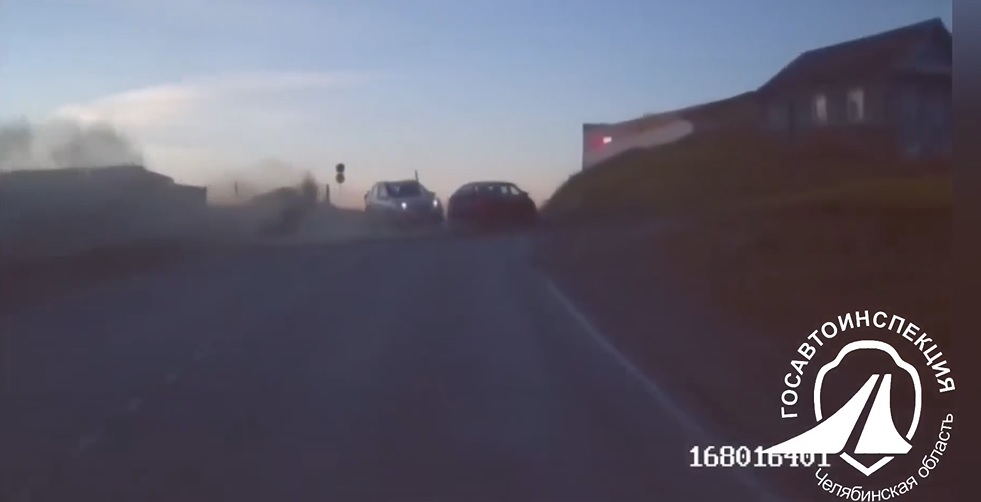 В Усть-Катаве Hyundai вылетел наперерез легковушке в попытке сбежать от ДПС*