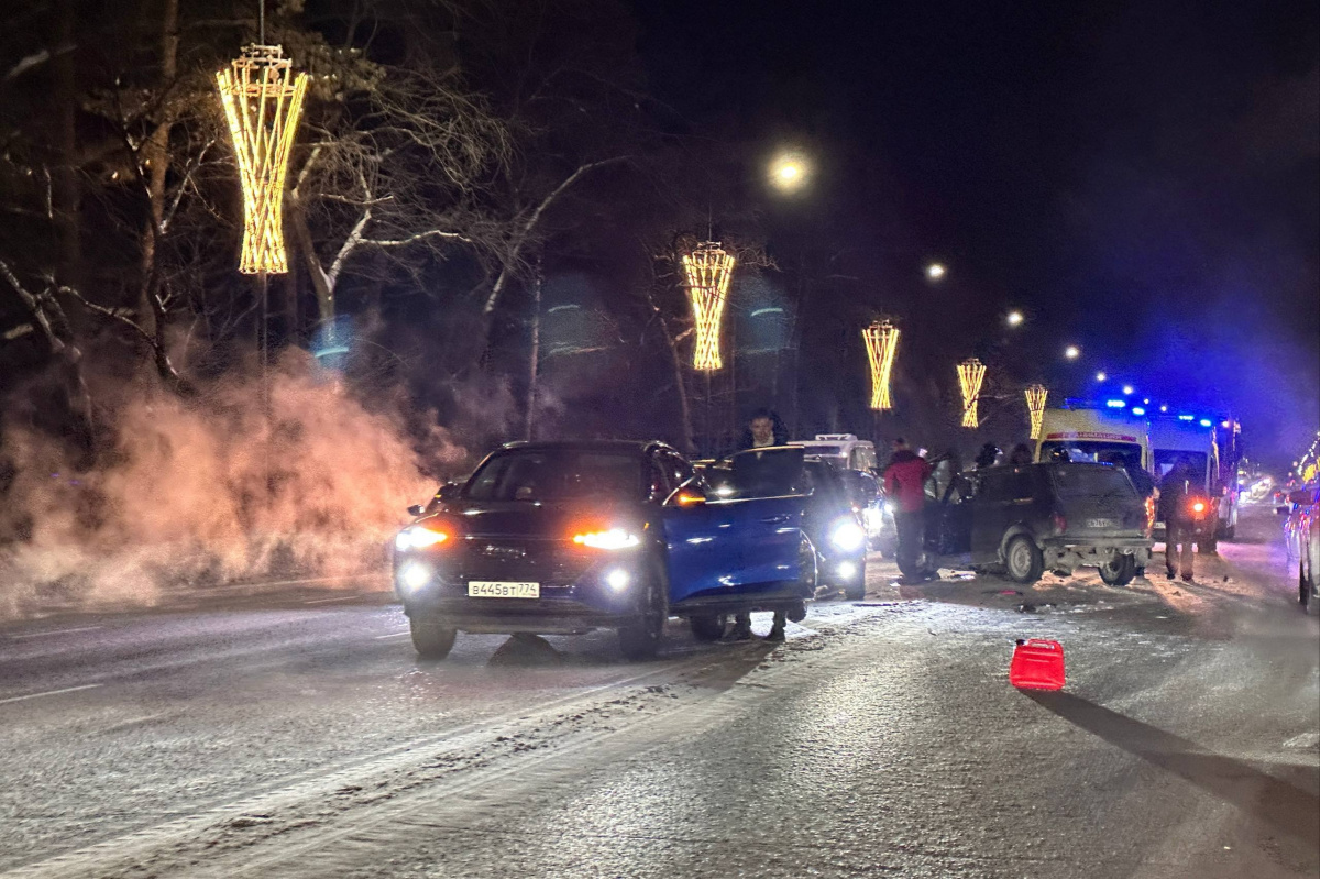 Жуткая массовая авария сковала улицу Худякова в Челябинске*1