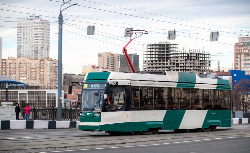 В Челябинске неизвестные повредили стекло в новом трамвае*1