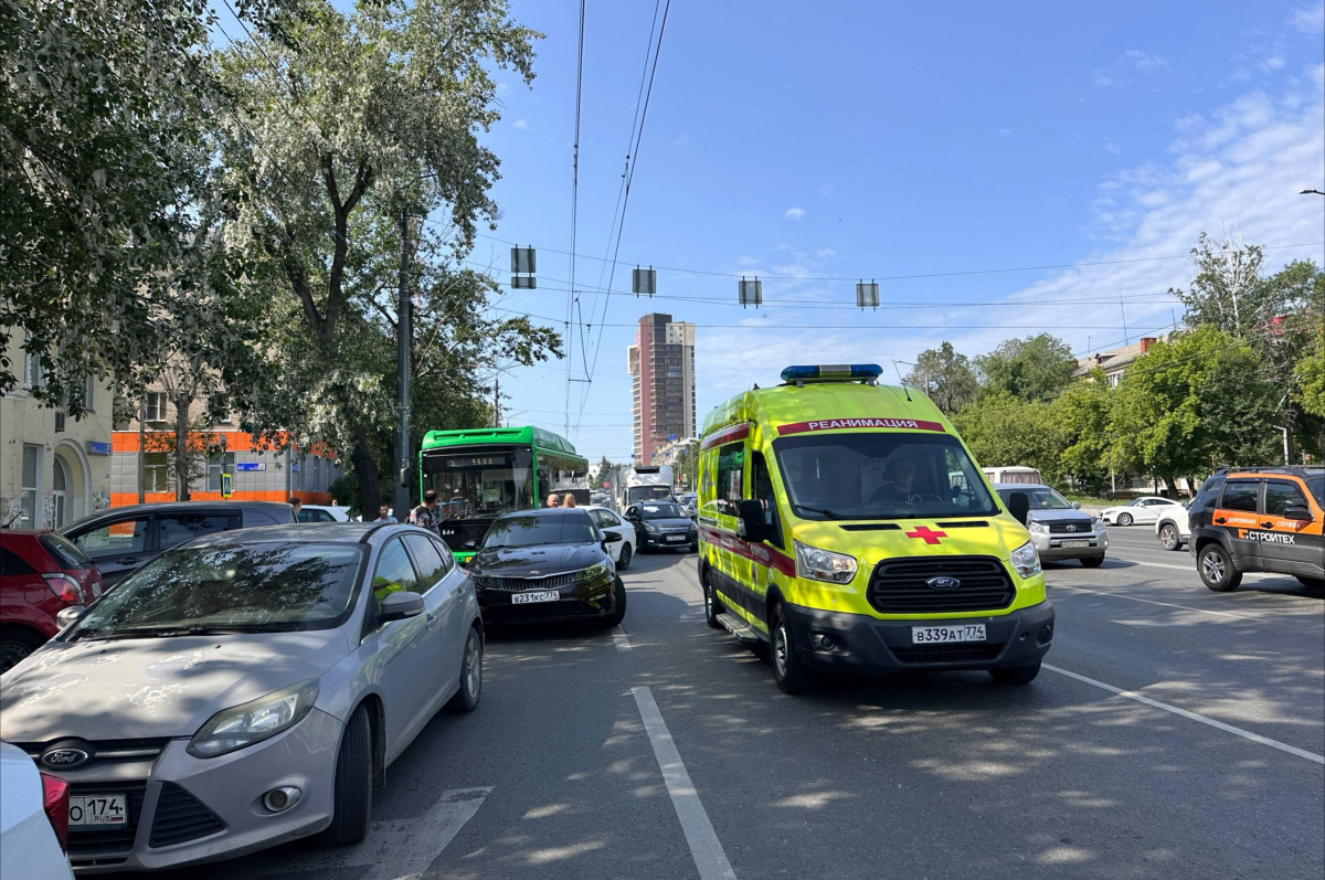 Жесткая авария с автобусом и Skoda произошла в центре Челябинска*1