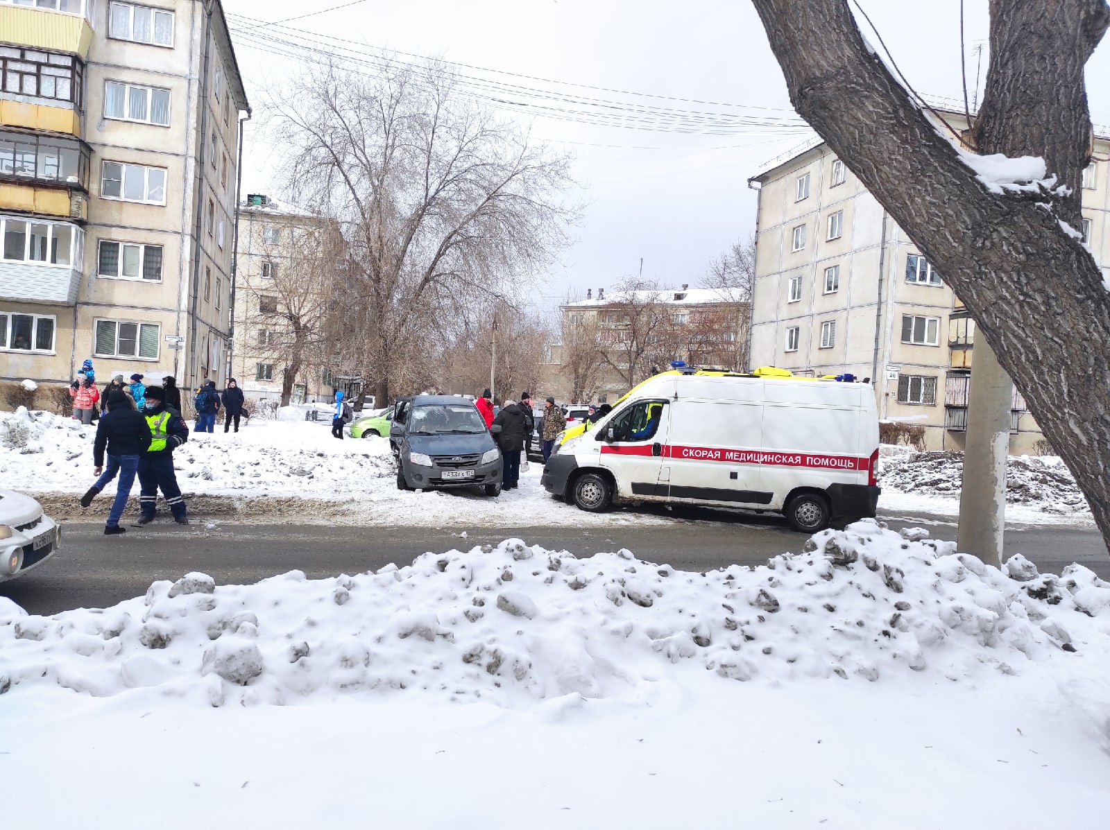 На дорогах магнитки. ДТП Магнитогорск 17.10.2019. Сбили девочку в Магнитогорске. Сбитая девушка на тротуаре. Авария в Магнитогорске 08.03.2021.