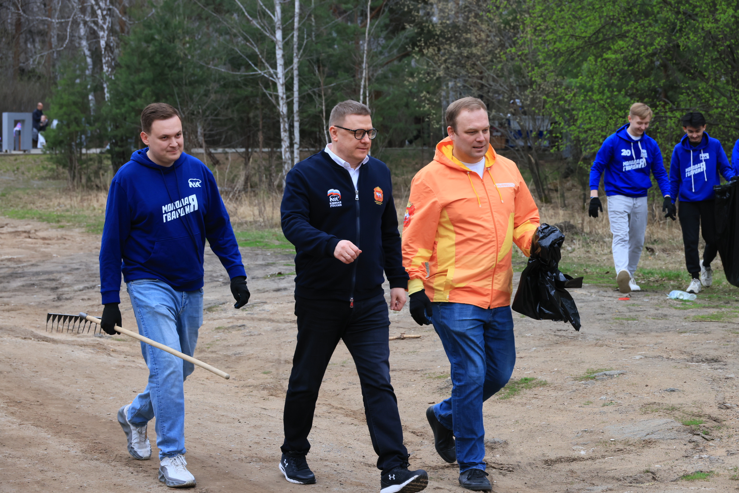 Алексей Текслер помог челябинцам убрать мусор в Экопарке