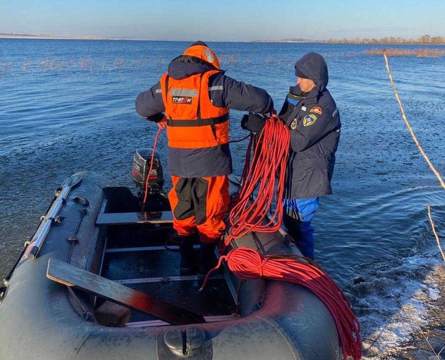 Пропавшего из лодки рыбака ищут на водохранилище в Челябинской области*