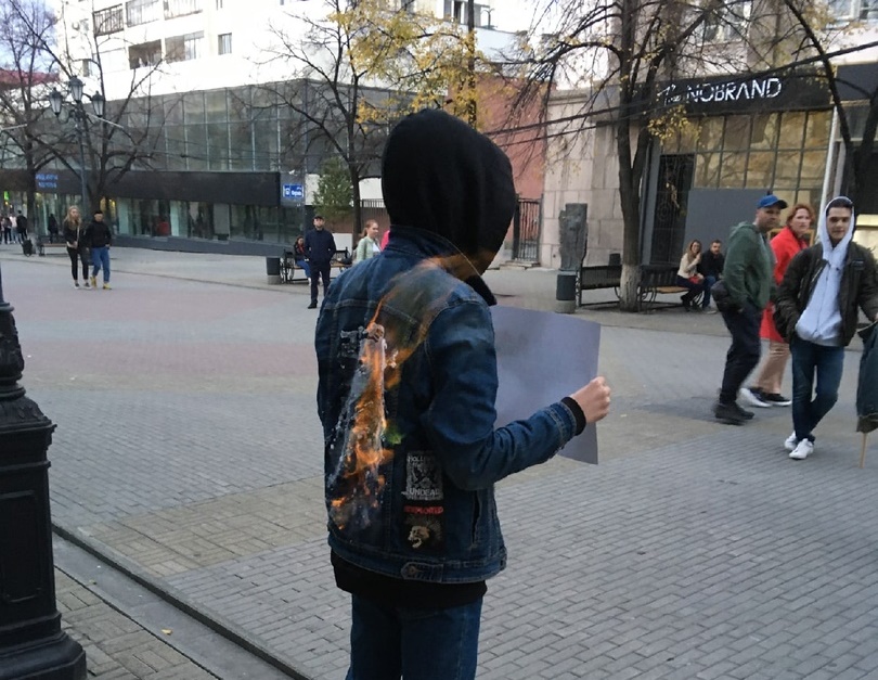 Парень поджег себя у здания Заксобрания Челябинской области