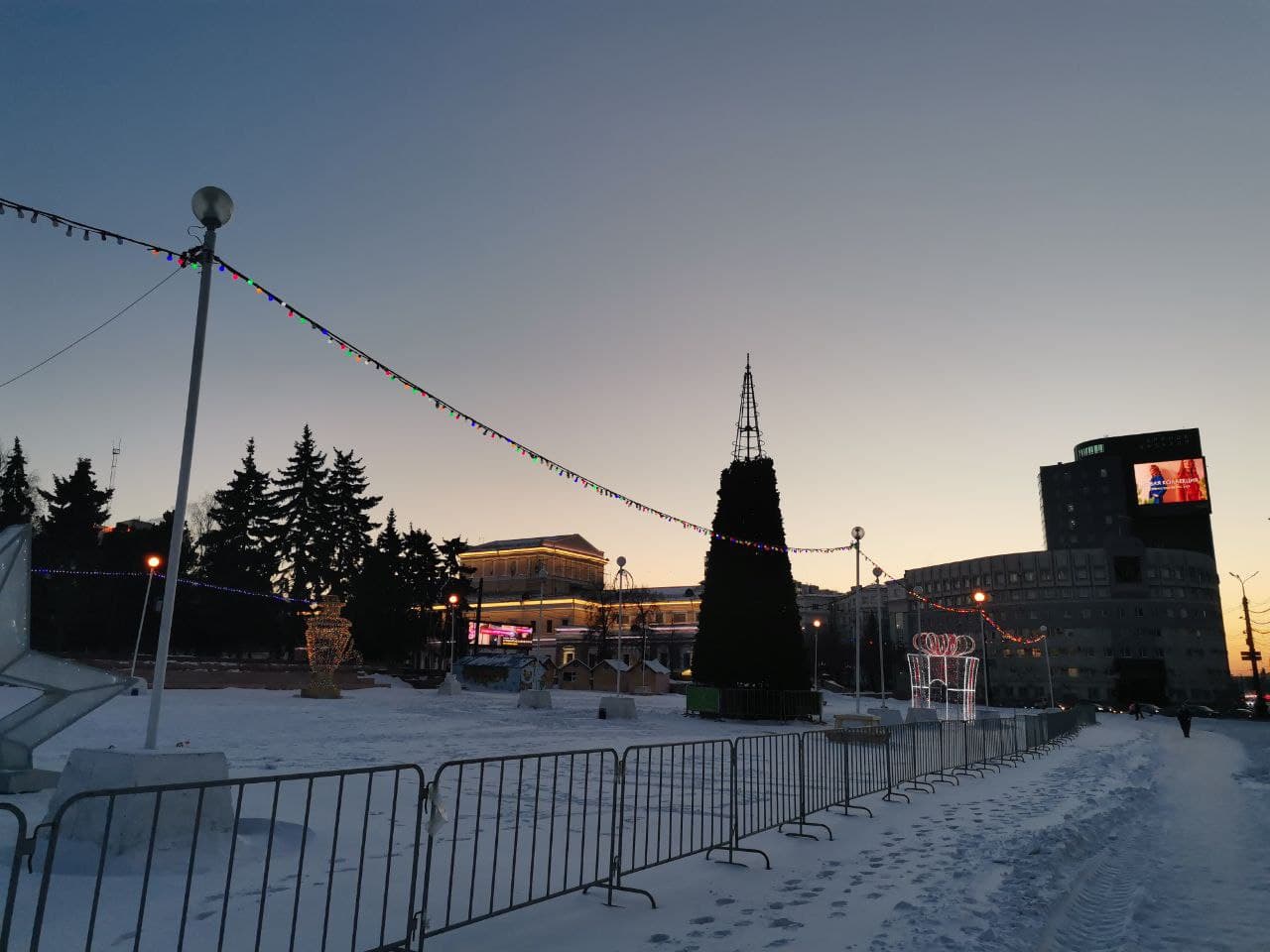 В Челябинске начали демонтаж новогодней елки на площади Революции