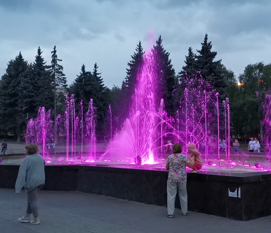 В Челябинске запустили поющий и танцующий фонтан
