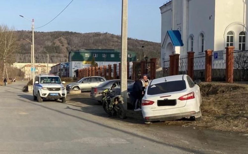 В Миассе подросток на мотоцикле столкнулся с иномаркой и врезался в столб*