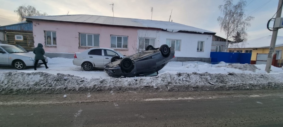 В Челябинской области пилот на перевернувшейся иномарке устроил ДТП