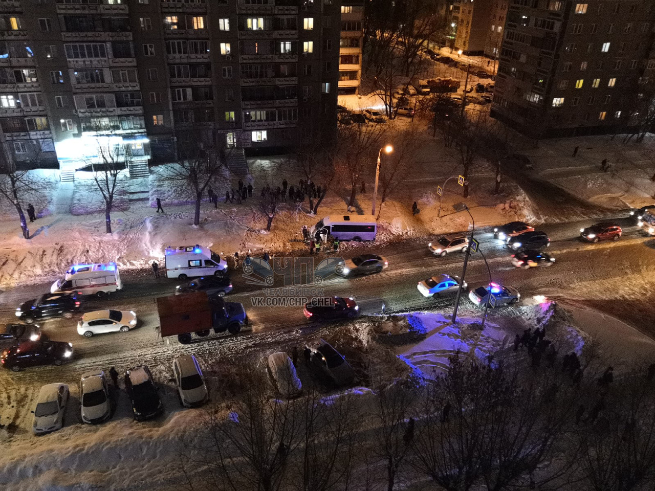 В Челябинске микроавтобус наехал на мать с ребенком