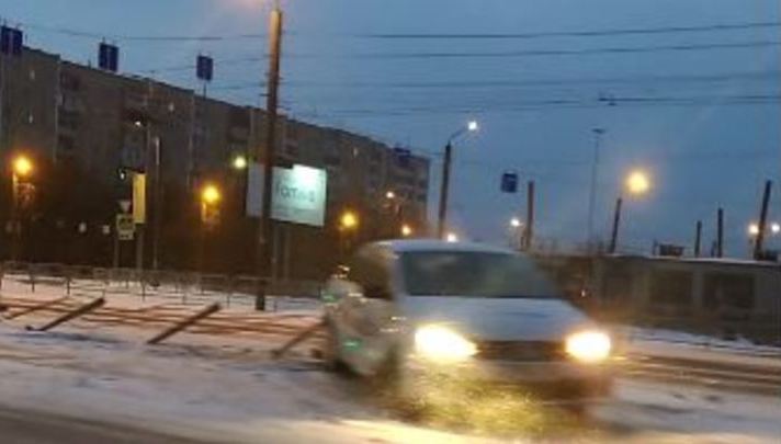 Скандальные дорожные ограждения на северо-западе Челябинска снесло такси