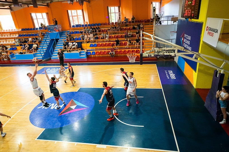 Профессиональный баскетболист из Челябинска открывает соревнования для юношей*1