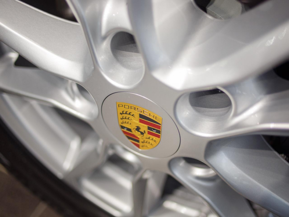 В центре Челябинска столкнулись Porsche и «Лада Ларгус»*