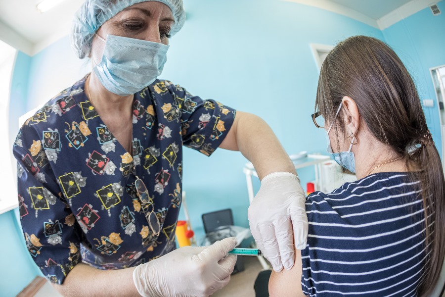 Челябинская область вошла в лидеры УрФО по темпам вакцинации