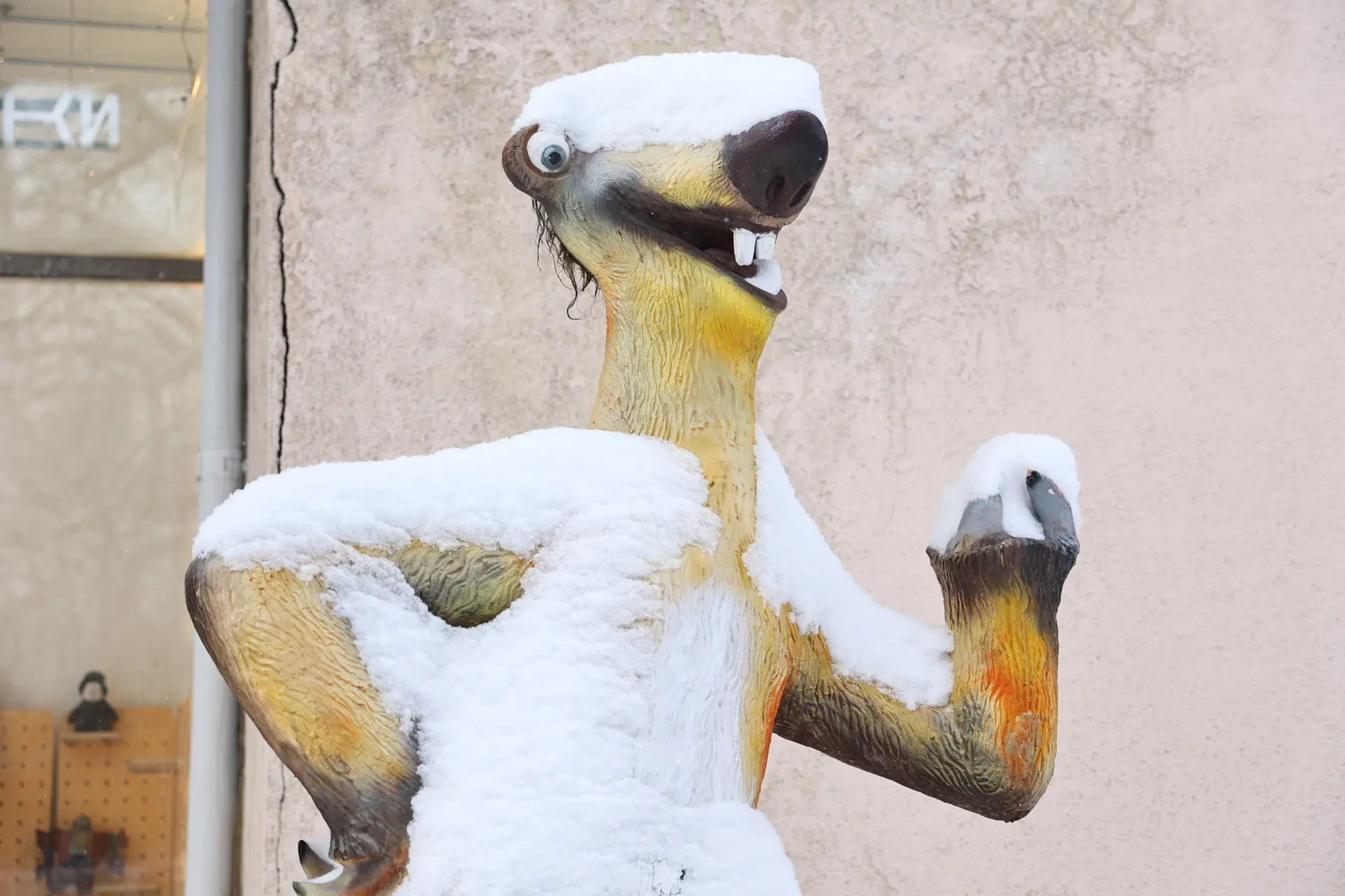 Погода держит в тонусе: в Челябинске продолжается борьба с сугробами