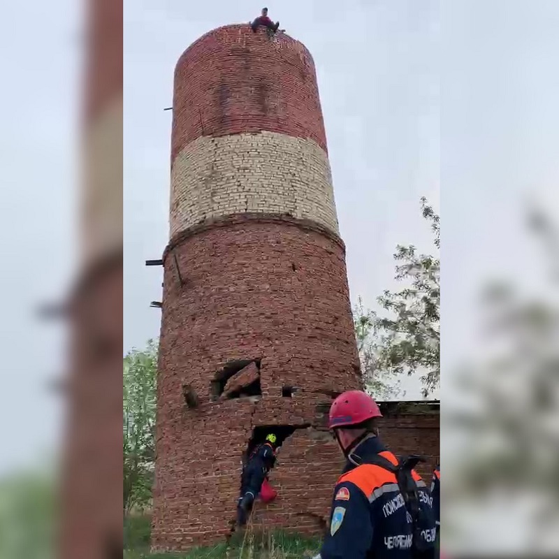 В Сосновском районе спасатели уговорили парня не прыгать с водонапорной башни