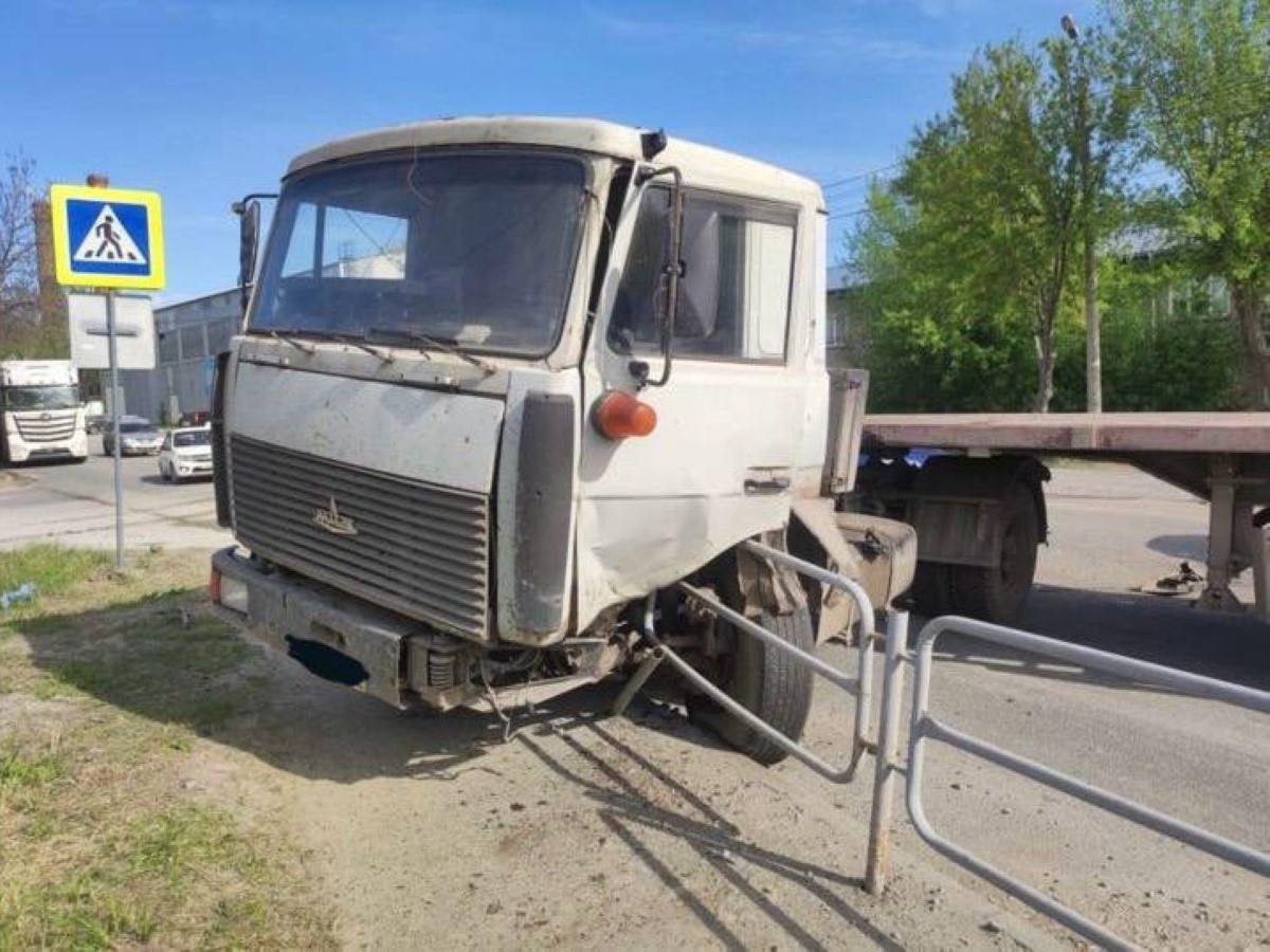 МАЗ столкнулся с легковушкой и врезался в ограждение в Челябинске*