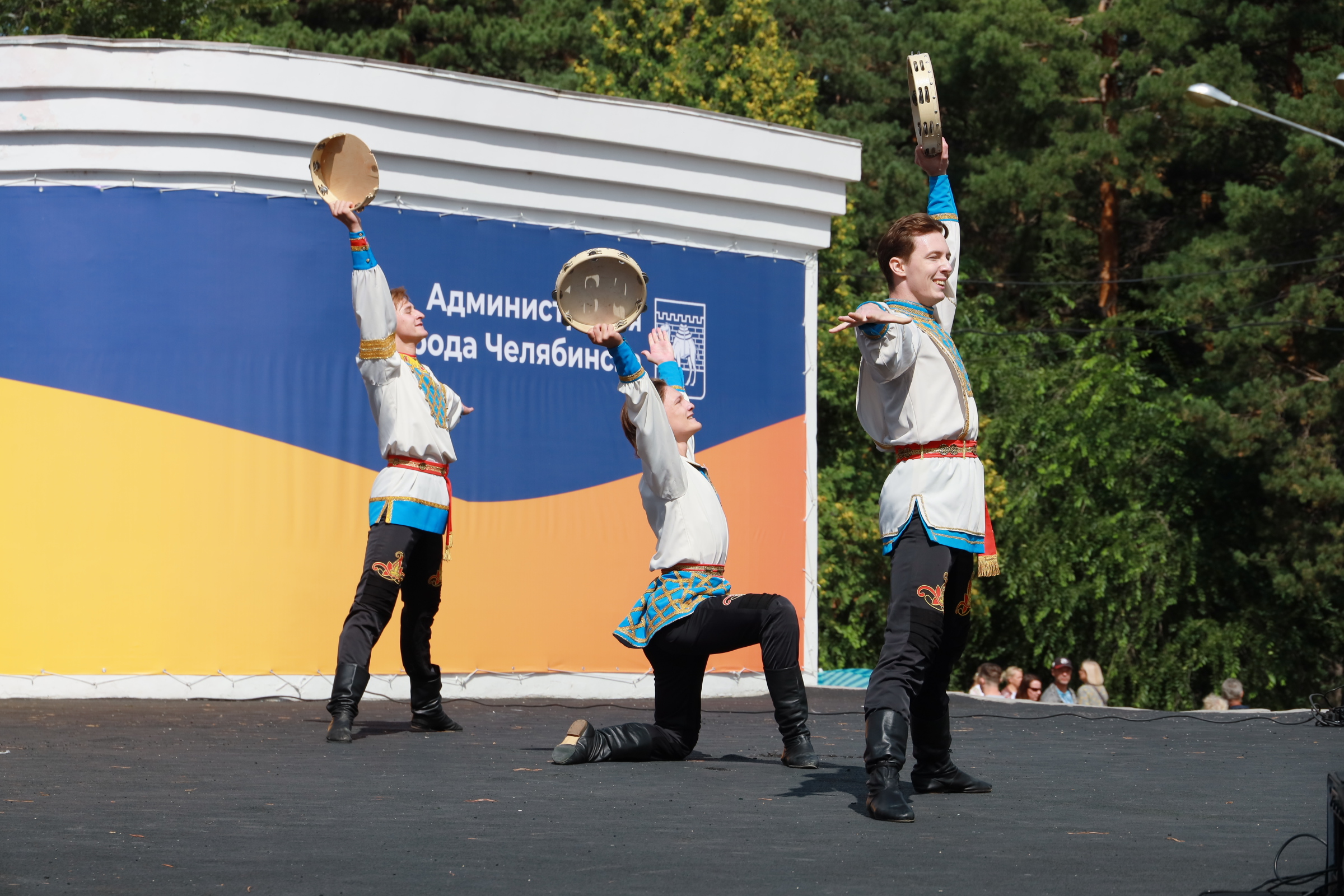 Центр Челябинска наполнился спелыми плодами и цветочным ароматом