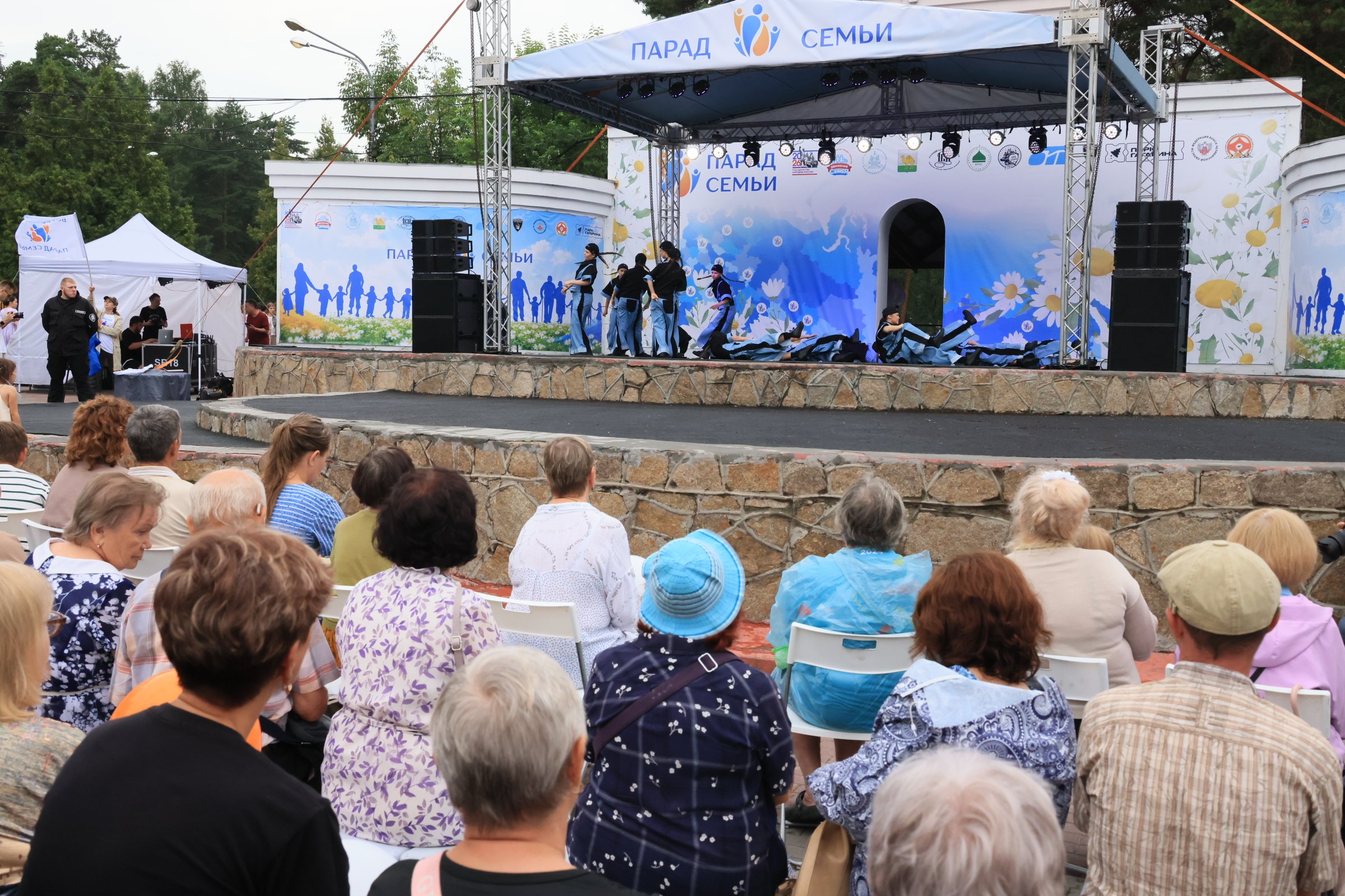 Более 3 тысяч человек прошли парадом по Челябинску в честь Дня семьи