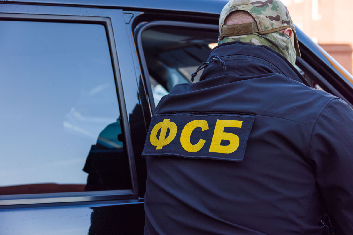 Челябинское УФСБ приземлило афериста, который пугал людей госизменой*