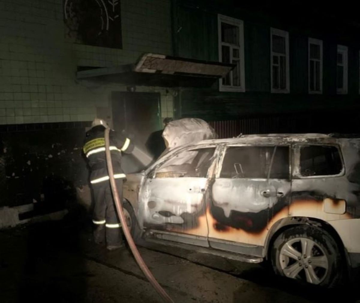 В Челябинской области автомобиль врезался в здание и загорелся*