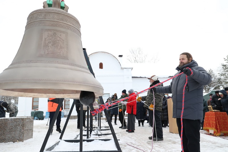 Жители поселка под Челябинском ударили в новые колокола местного храма