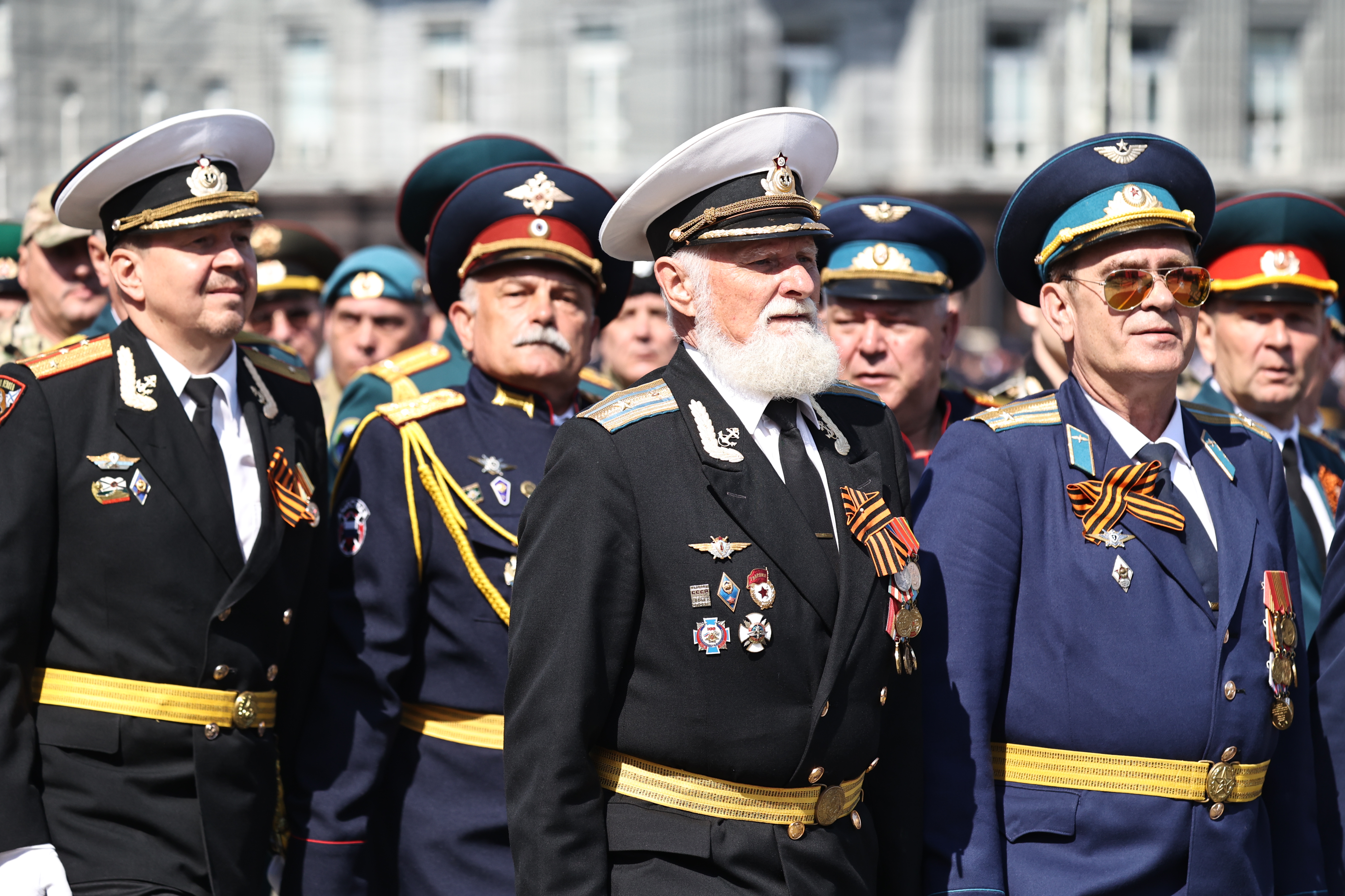 Защитники прошли по главной площади Челябинска: лучшие фото с Торжественного построения