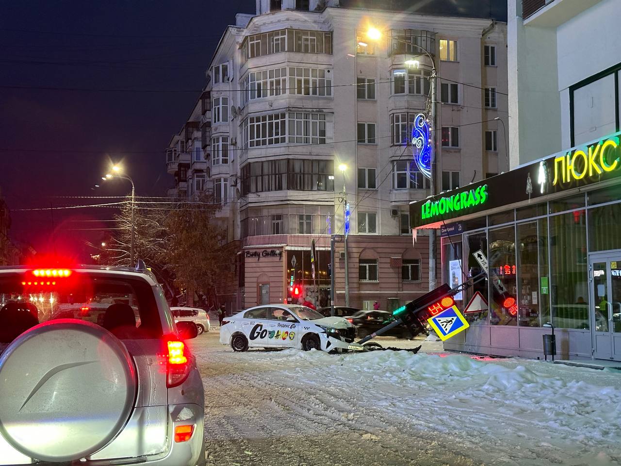 Автомобиль такси повалил светофор на перекрестке в центре Челябинска*