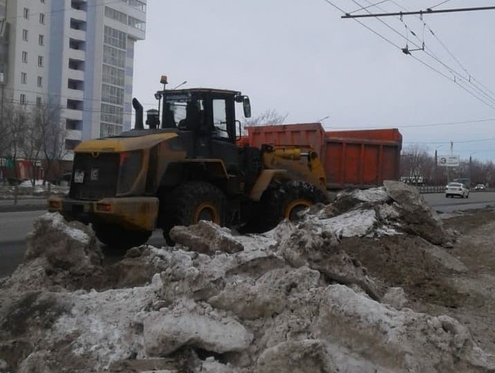 В Челябинске 245 единиц техники и 254 рабочих вывозят снег с улиц